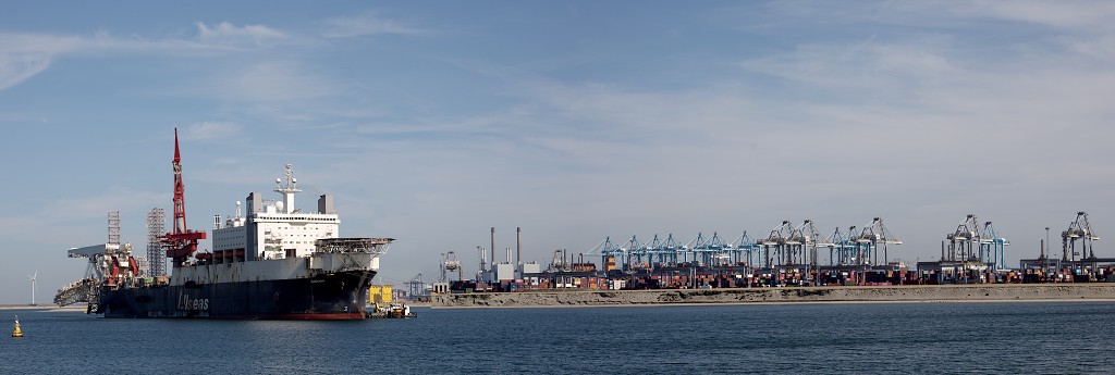 europoort maasvlakte rotterdam botlek haven scheepvaart industrie fabrieken marine transport overslag terminal portlantis ferry centrale